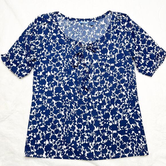 IZOD Blue & White Floral Print Satin Short Sleeve Top Blouse size Small - Picture 2 of 8